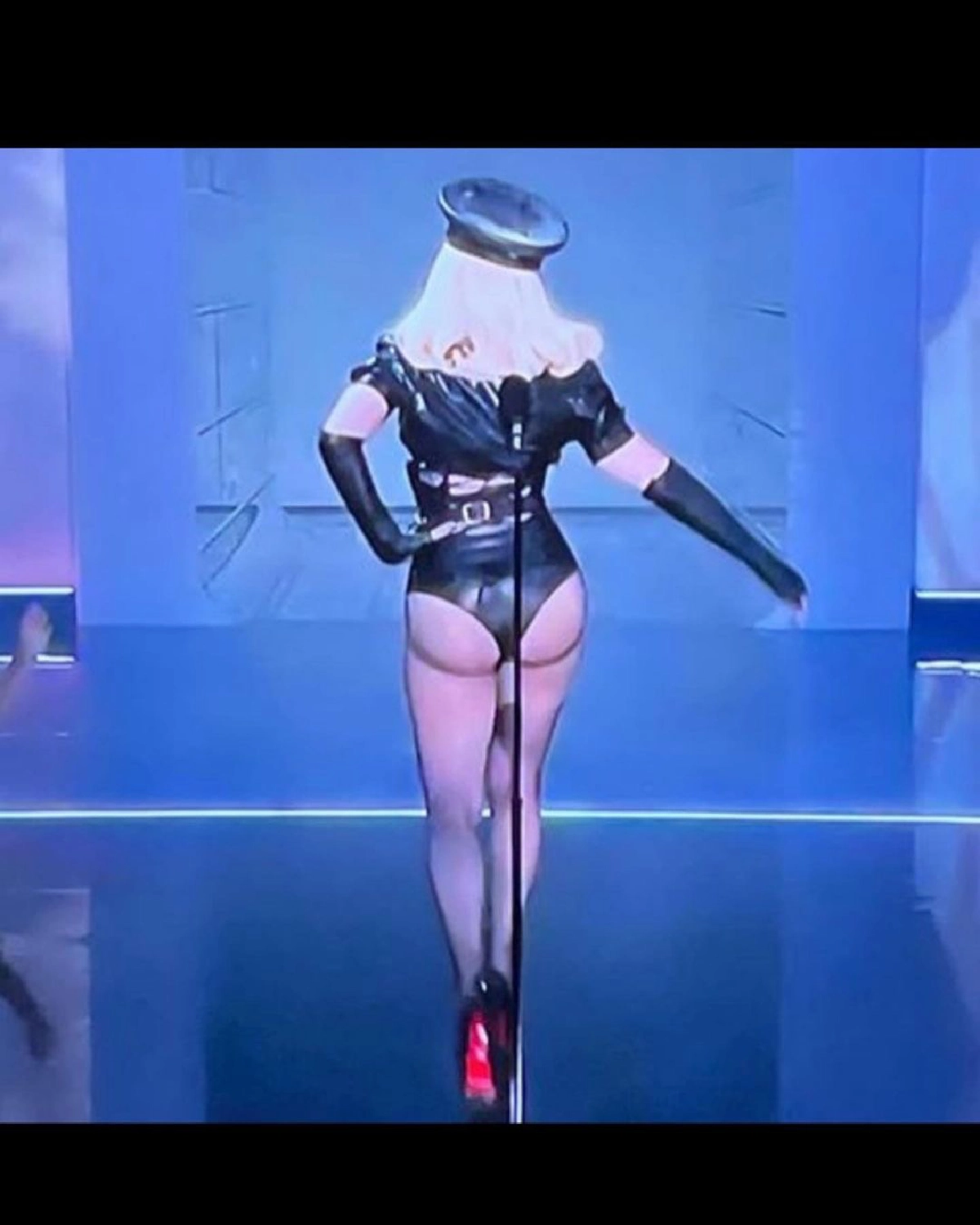 ตะลึง "มาดอนน่า" วัย 63 ในชุดหนังรัดรูปตึงเปรี๊ยะ เปิดงาน MTV