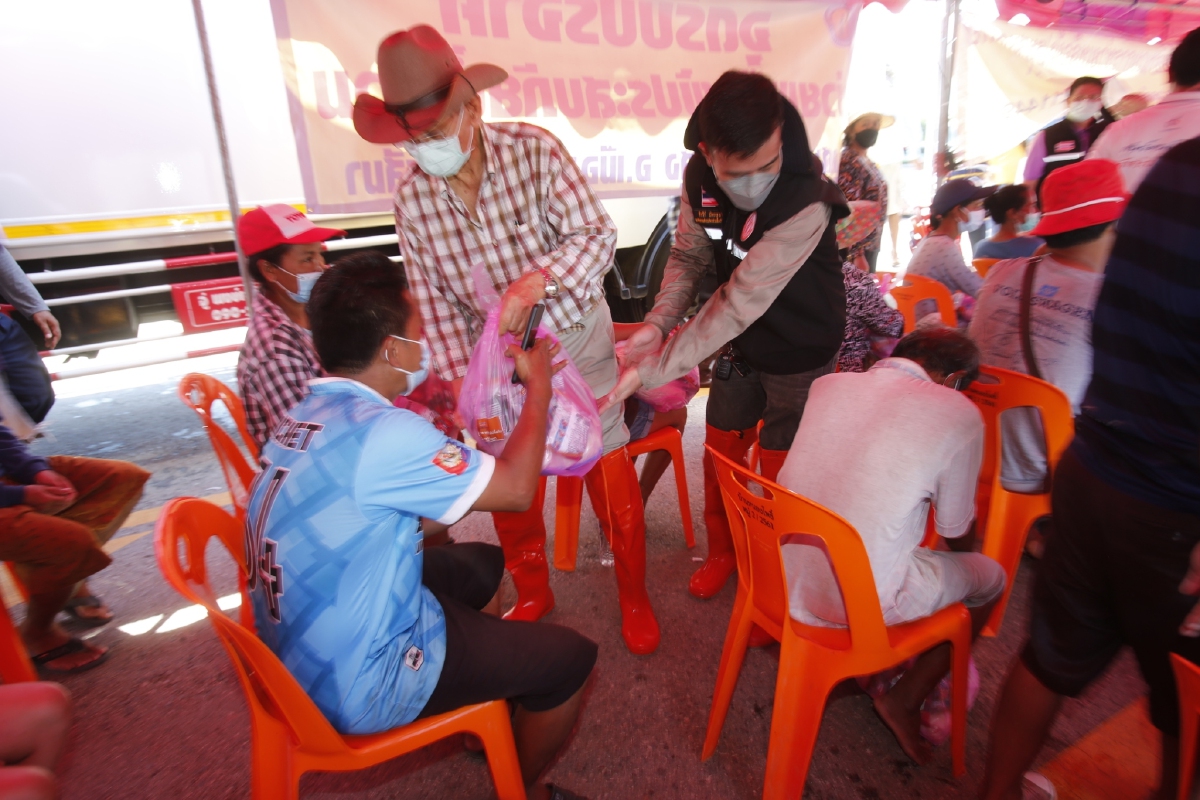 "สุวัจน์" ห่วงใยน้ำท่วมโคราช มอบศูนย์ตนโคราชฯช่วยชาวบ้านลำเชิงไกร