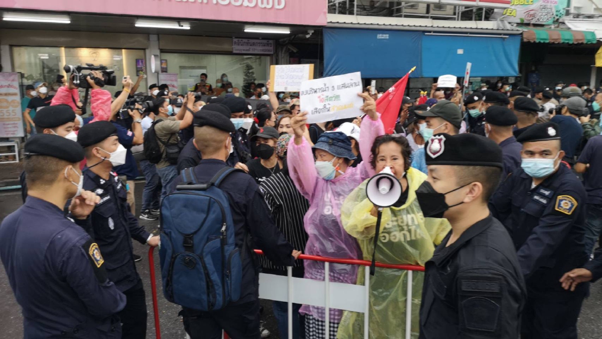 "ม็อบนนท์" เดือดโดดเตะ-ปาน้ำปลาร้าใส่รถนายกฯ ขณะลงพื้นที่ติดตามน้ำจ.นนท์