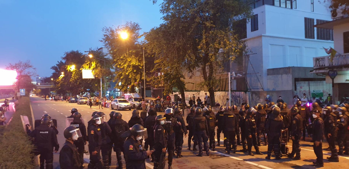 "ทะลุฟ้า" รวมตัว "แยกนางเลิ้ง" หวังเดินเท้ามุ่งทำเนียบเจอ คฟ.ฉีดน้ำสกัด