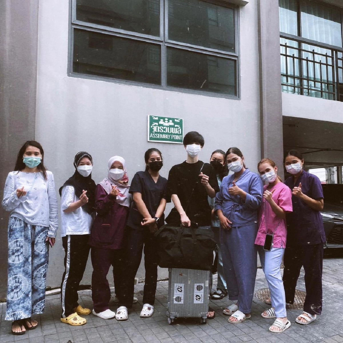 หิ้วกระเป๋า "เบ้นซ์ ณัฐพงศ์" กลับบ้าน หลังพักรักษาโควิด19 ชี้ตักตัวเพิ่ม