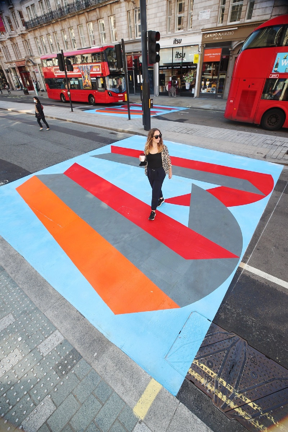 ลอนดอน "ระบายสีทางม้าลาย" ชวนคนออกมาเที่ยว แล้วถ่ายรูปลงโซเชียล