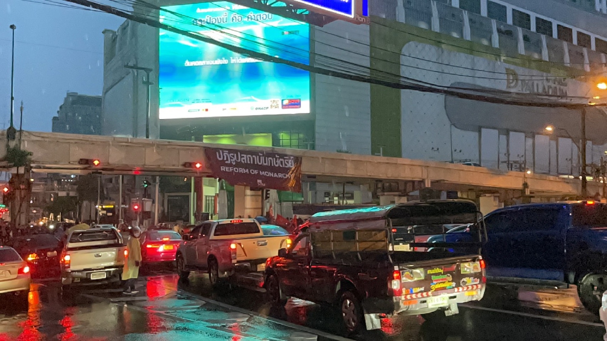 ไปไม่ถึงสวนลุม "REDEM" ยุติชุมนุม หลังแขวนป้ายข้อเรียกร้องที่แยกประตูน้ำ