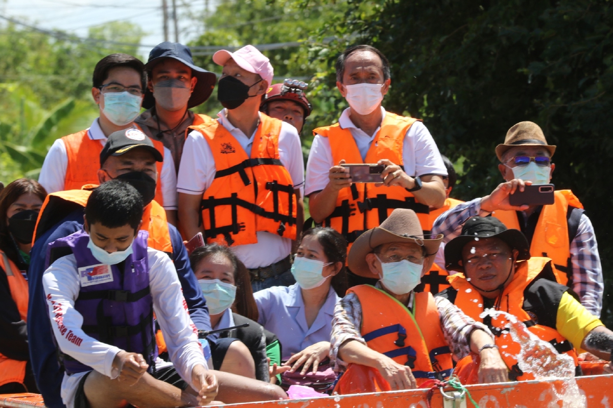 "สุวัจน์" ห่วงใยน้ำท่วมโคราช มอบศูนย์ตนโคราชฯช่วยชาวบ้านลำเชิงไกร