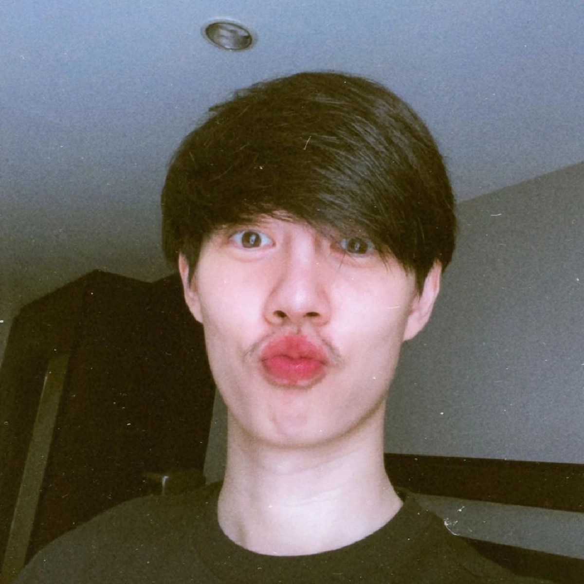 หิ้วกระเป๋า "เบ้นซ์ ณัฐพงศ์" กลับบ้าน หลังพักรักษาโควิด19 ชี้ตักตัวเพิ่ม