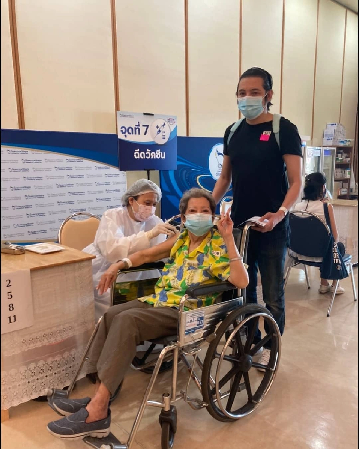 "หนุ่ม ศรราม" มีความสุข ยิ้มรับพาคุณแม่ ฉีดวัคซีนเข็มที่ 2
