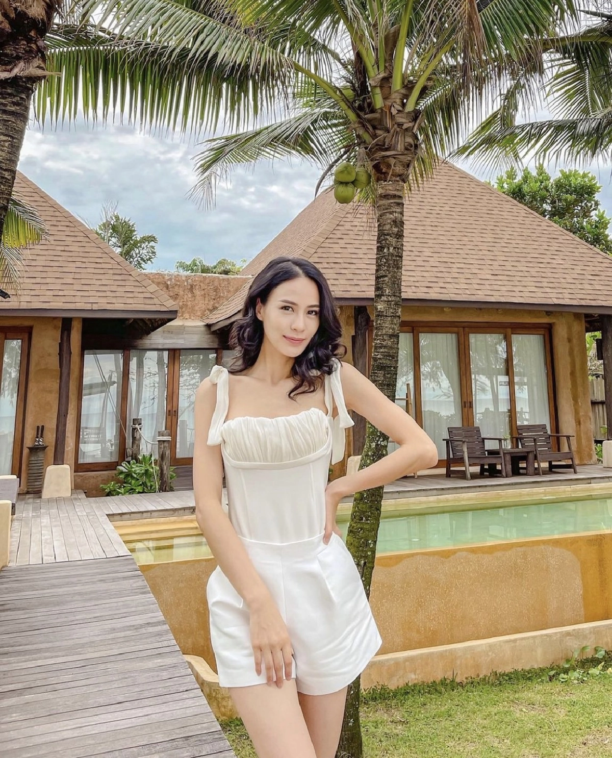 "รถเมล์ คะนึงนิจ" แจกความสดใส ริมหาด ในลุคที่ไม่คุ้นตา