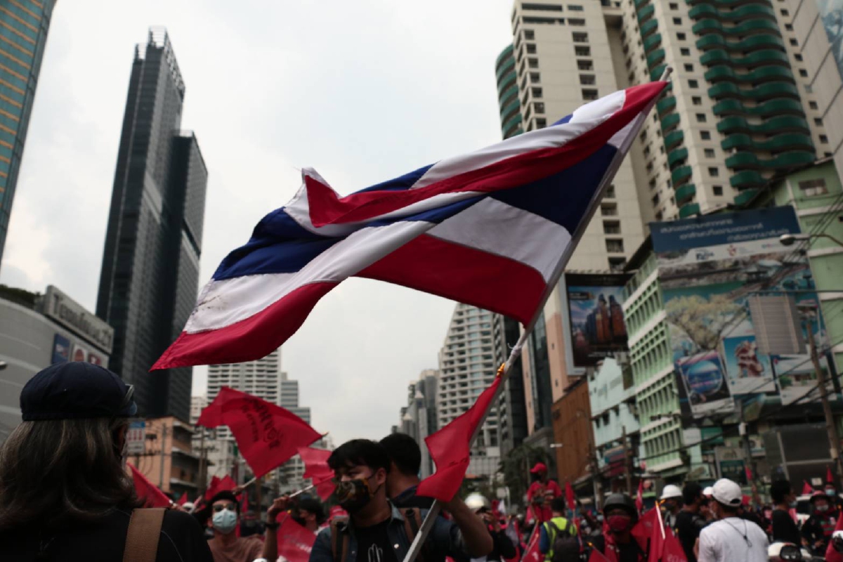 ประมวลภาพ "ม็อบ19กันยา" ขับรถชนรถถัง ฝนกระหน่ำ