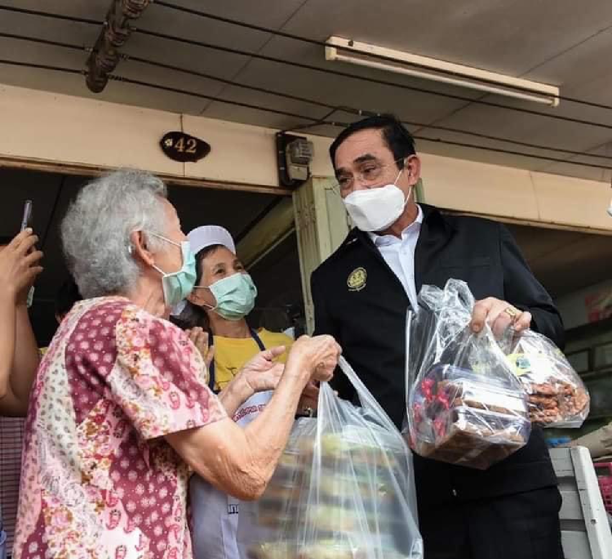 "นายกฯ" ควง อนุพงษ์ ลงเพชรบุรี ลั่น ขอให้คนไทยรักกัน สั่ง ส.ส.ดูแลพื้นที่