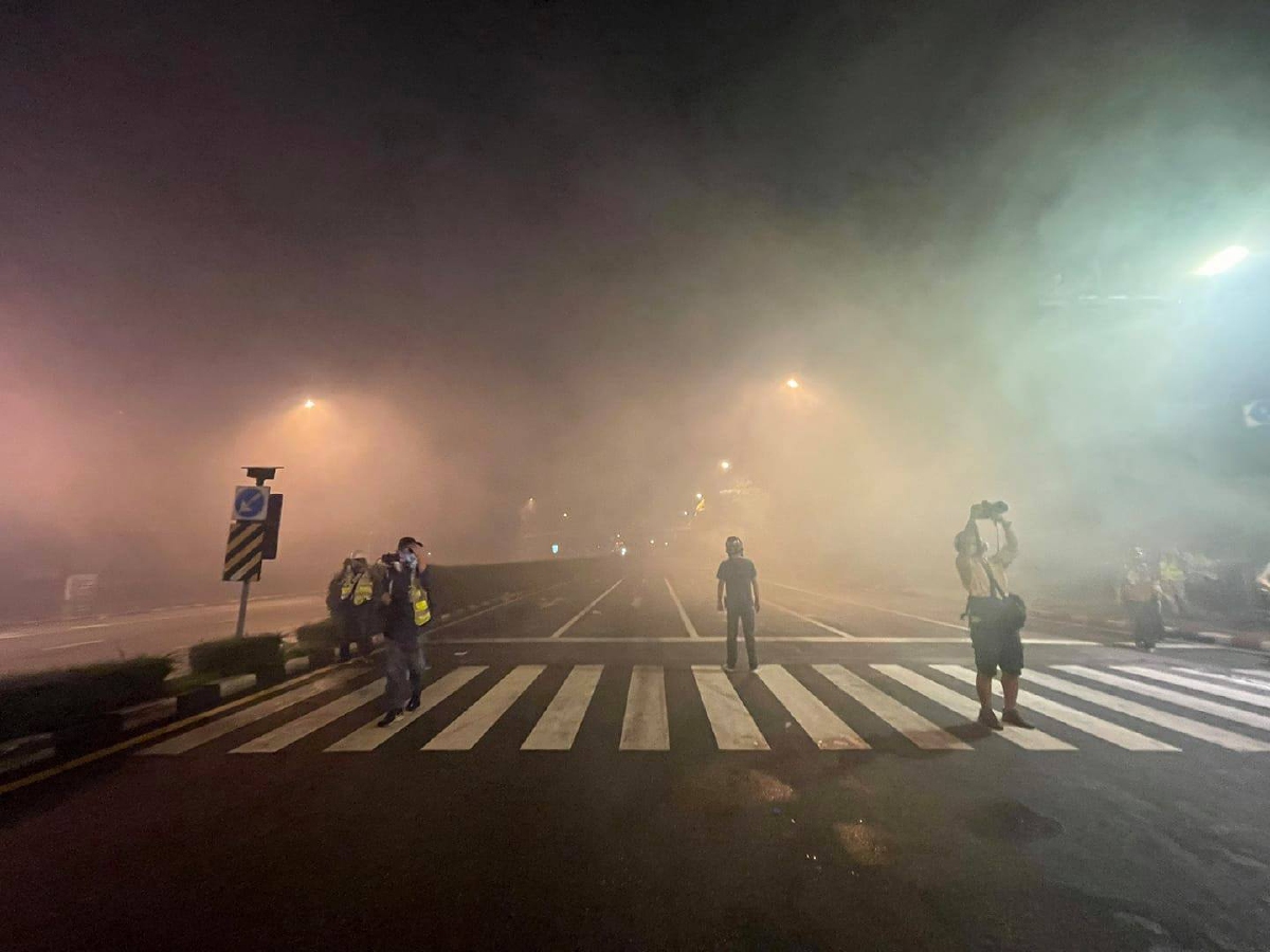 "ยิงแก๊สน้ำตา" สลายมวลชนก่อเหตุปาประทัดยักษ์ทำลายทรัพย์สินราชการ