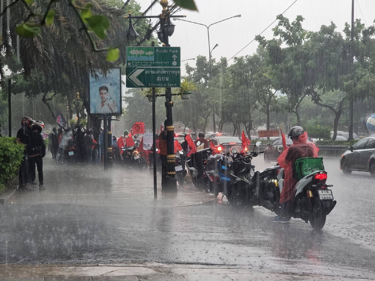 ม็อบ19กันยา หลบสายฝน ขณะเคลื่อนออกจากแยกอโศกไปอนุสาวรีย์ประชาธิปไตย