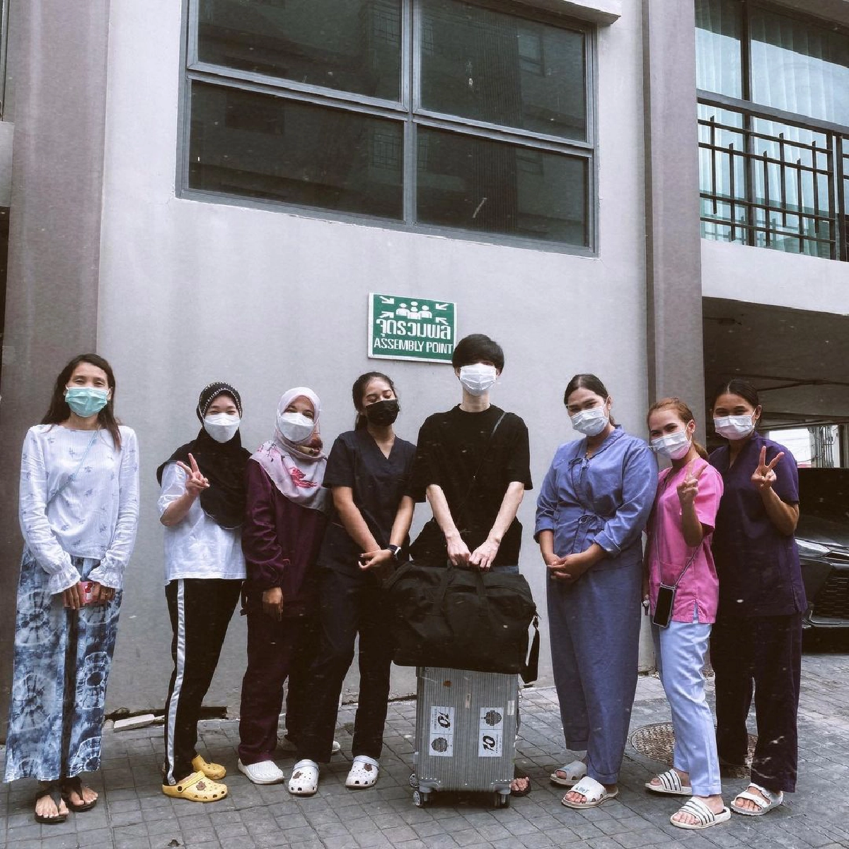 หิ้วกระเป๋า "เบ้นซ์ ณัฐพงศ์" กลับบ้าน หลังพักรักษาโควิด19 ชี้ตักตัวเพิ่ม