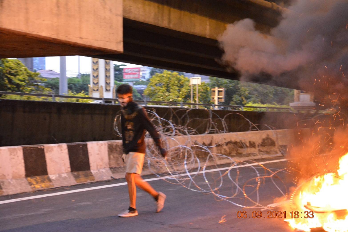 นครบาล ตั้ง 4 ข้อหา หลังรวบม็อบ"ทะลุแก๊ส" ทั้ง 18 ราย