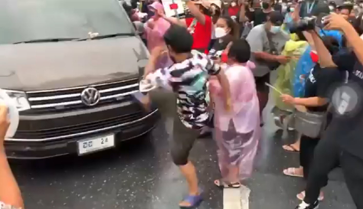 "ม็อบนนท์" เดือดโดดเตะ-ปาน้ำปลาร้าใส่รถนายกฯ ขณะลงพื้นที่ติดตามน้ำจ.นนท์