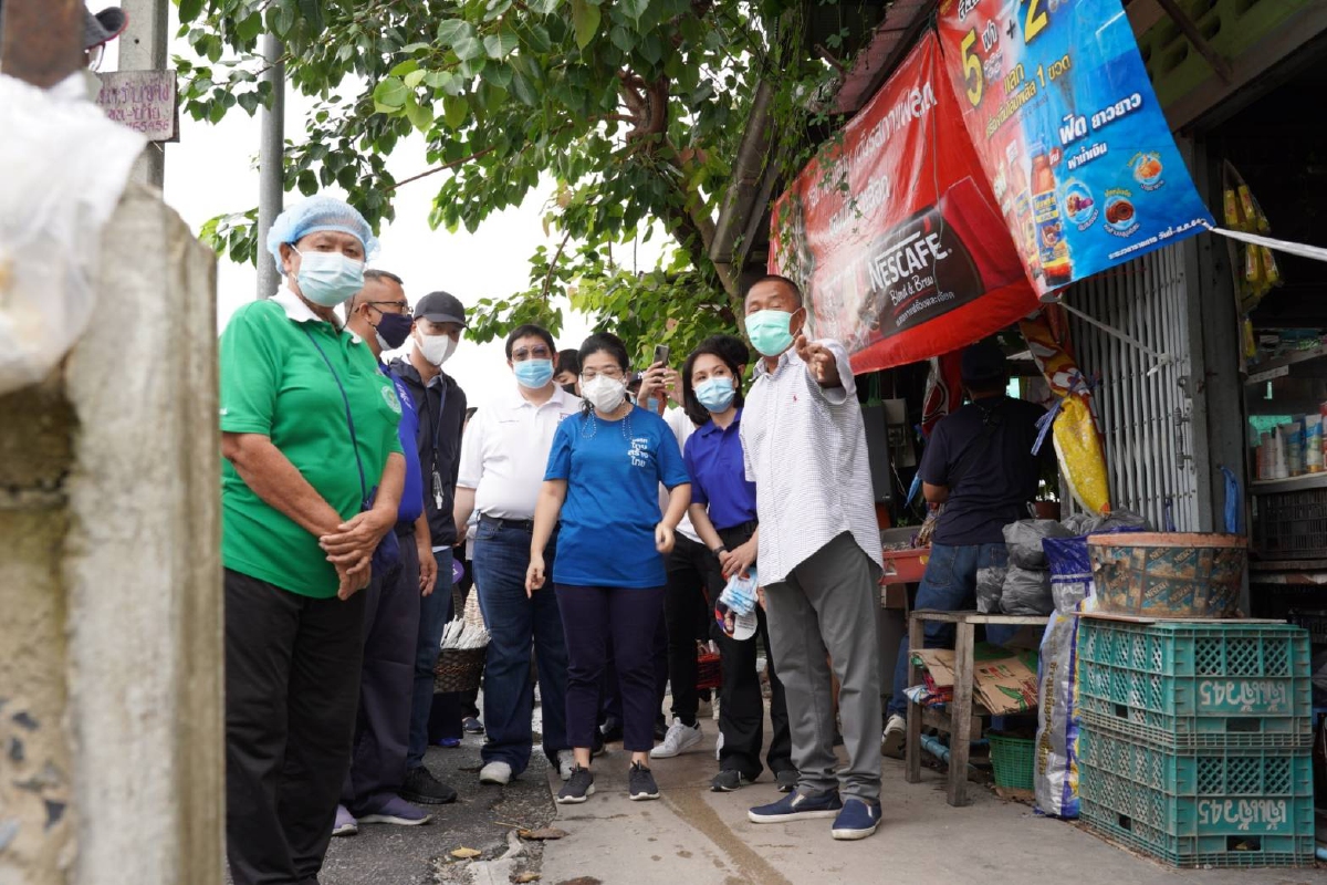 "สุดารัตน์" นำทีม ไทยสร้างไทย ลุยฝน เยี่ยมชุมชนหัวรถจักรตึกแดงแจก ATK