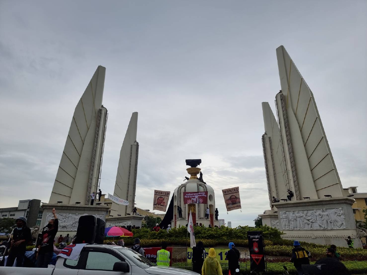 กลุ่มผู้ชุมนุมปีนอนุสาวรีย์ประชาธิปไตยทำการแขวนป้ายประท้วงรัฐบาลพล.อ.ประยุทธ์ 