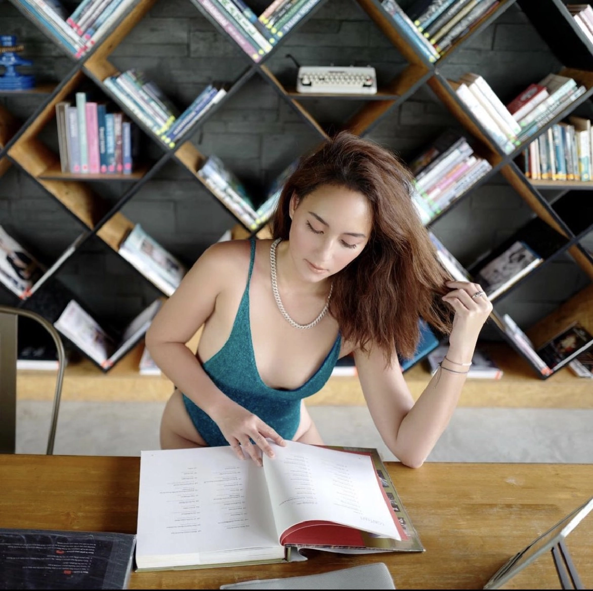 เซ็กซี่ไม่หยุด "บี น้ำทิพย์" เผยภาพชุดว่ายน้ำสีส้มเร้าใจ เมินกระแสดราม่า