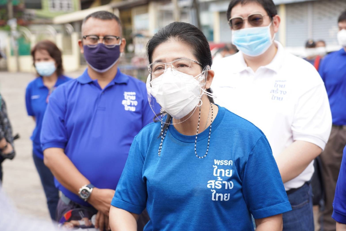 "สุดารัตน์" นำทีม ไทยสร้างไทย ลุยฝน เยี่ยมชุมชนหัวรถจักรตึกแดงแจก ATK