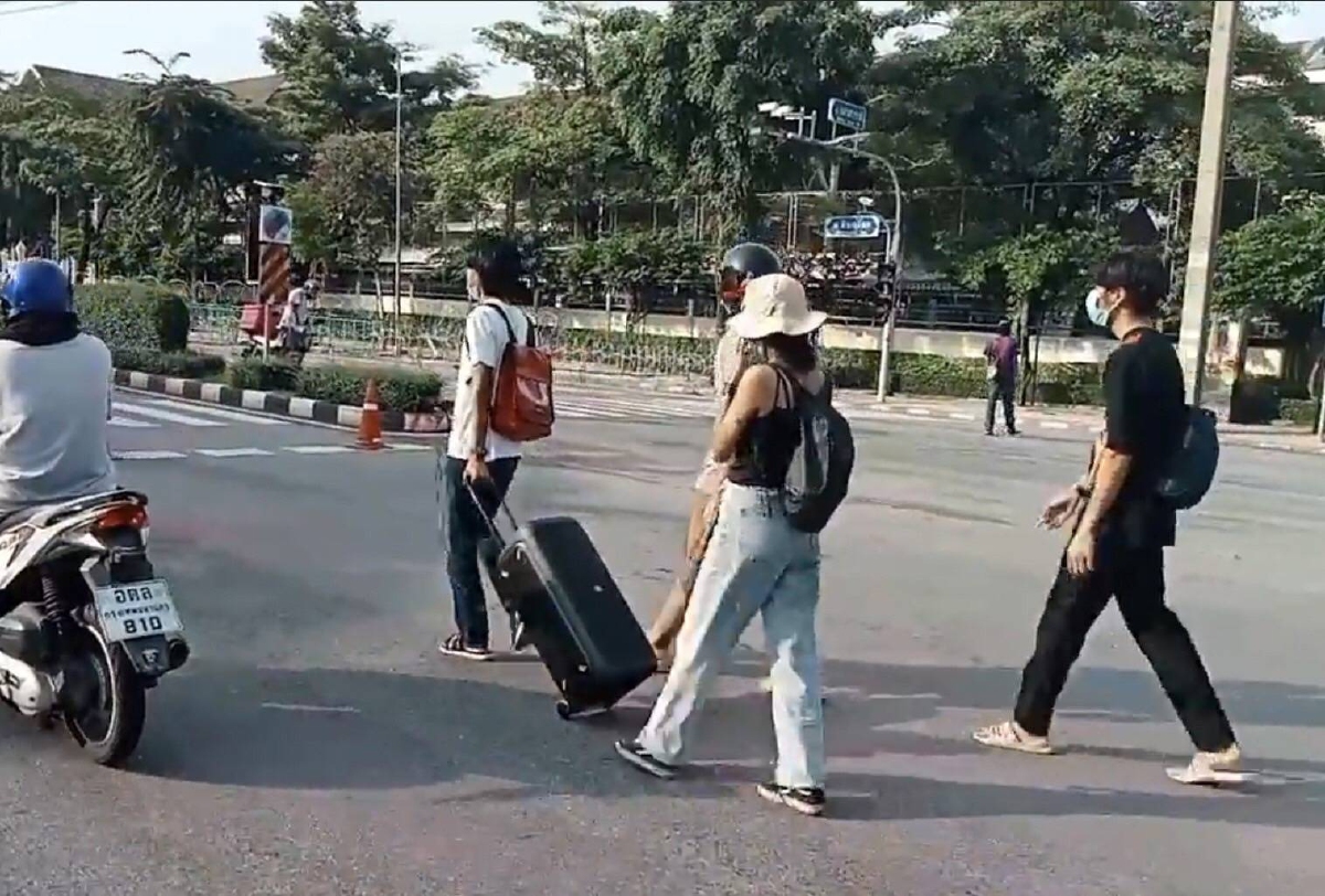 "ทะลุฟ้า" รวมตัว "แยกนางเลิ้ง" หวังเดินเท้ามุ่งทำเนียบเจอ คฟ.ฉีดน้ำสกัด