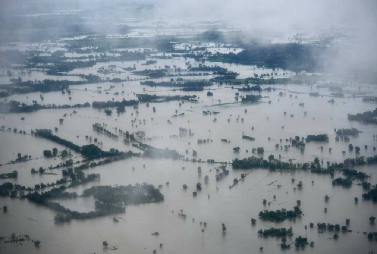 สภาพพื้นที่ที่ได้รับผลกระทบจากอุทกภัย ถ่ายจากเครื่องบินที่นายกฯเดินทางลงพื้นที่ ช่วยสุโขทัย 