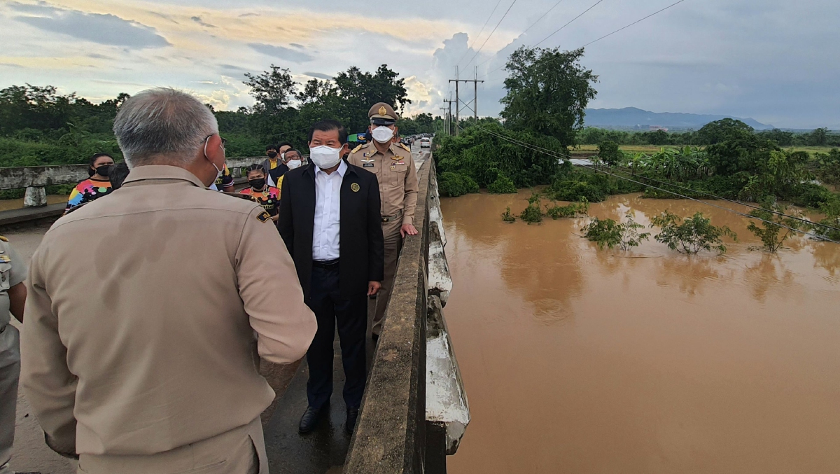 นายนิพนธ์ รมช.มหาดไทยรับรายการสถานการณ์น้ำท่วมจ.เพชรบูรณ์