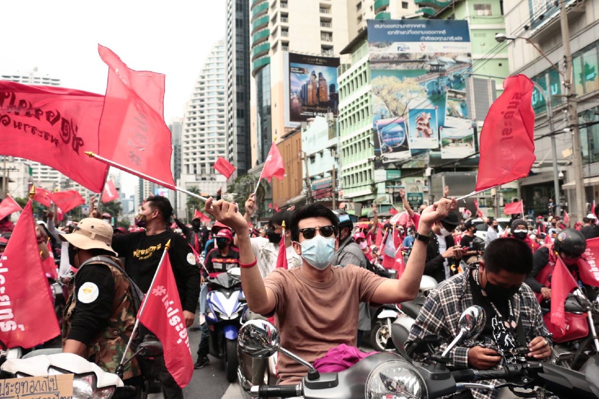 ประมวลภาพ "ม็อบ19กันยา" ขับรถชนรถถัง ฝนกระหน่ำ