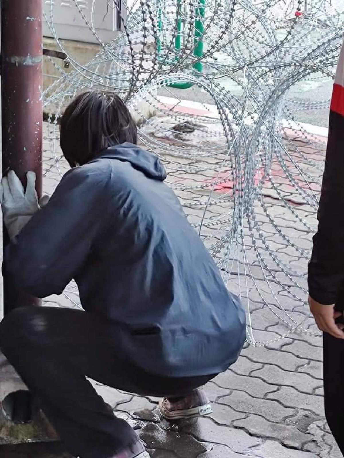 "ทะลุฟ้า" รวมตัว "แยกนางเลิ้ง" หวังเดินเท้ามุ่งทำเนียบเจอ คฟ.ฉีดน้ำสกัด