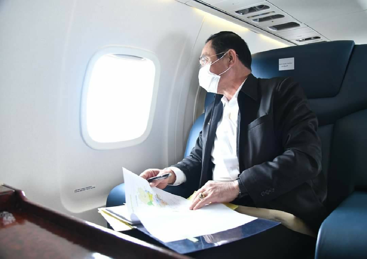 พล.อ.ประยุทธ์ จันทร์โอชา นายกรัฐมนตรี ตรวจสภาพพื้นที่ได้รับผลกระทบจากอุทกภัยขณะเดินทางโดยเครื่องบินไปสุโขทัย
