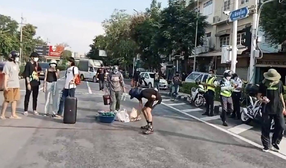 "ทะลุฟ้า" รวมตัว "แยกนางเลิ้ง" หวังเดินเท้ามุ่งทำเนียบเจอ คฟ.ฉีดน้ำสกัด