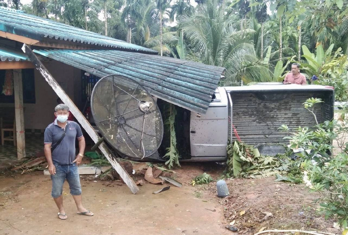 กระบะเสียหลัก พุ่งเข้าโรงรถ "ชาวบ้าน" เดชะบุญบาดเจ็บเล็กน้อย