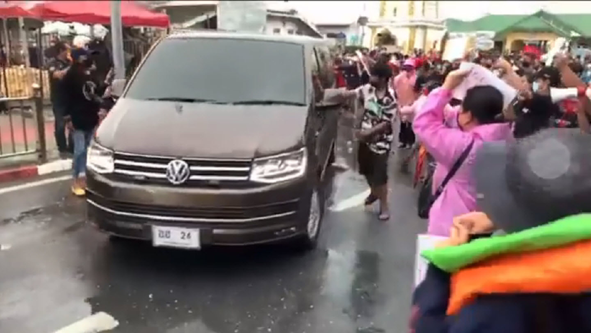 "ม็อบนนท์" เดือดโดดเตะ-ปาน้ำปลาร้าใส่รถนายกฯ ขณะลงพื้นที่ติดตามน้ำจ.นนท์