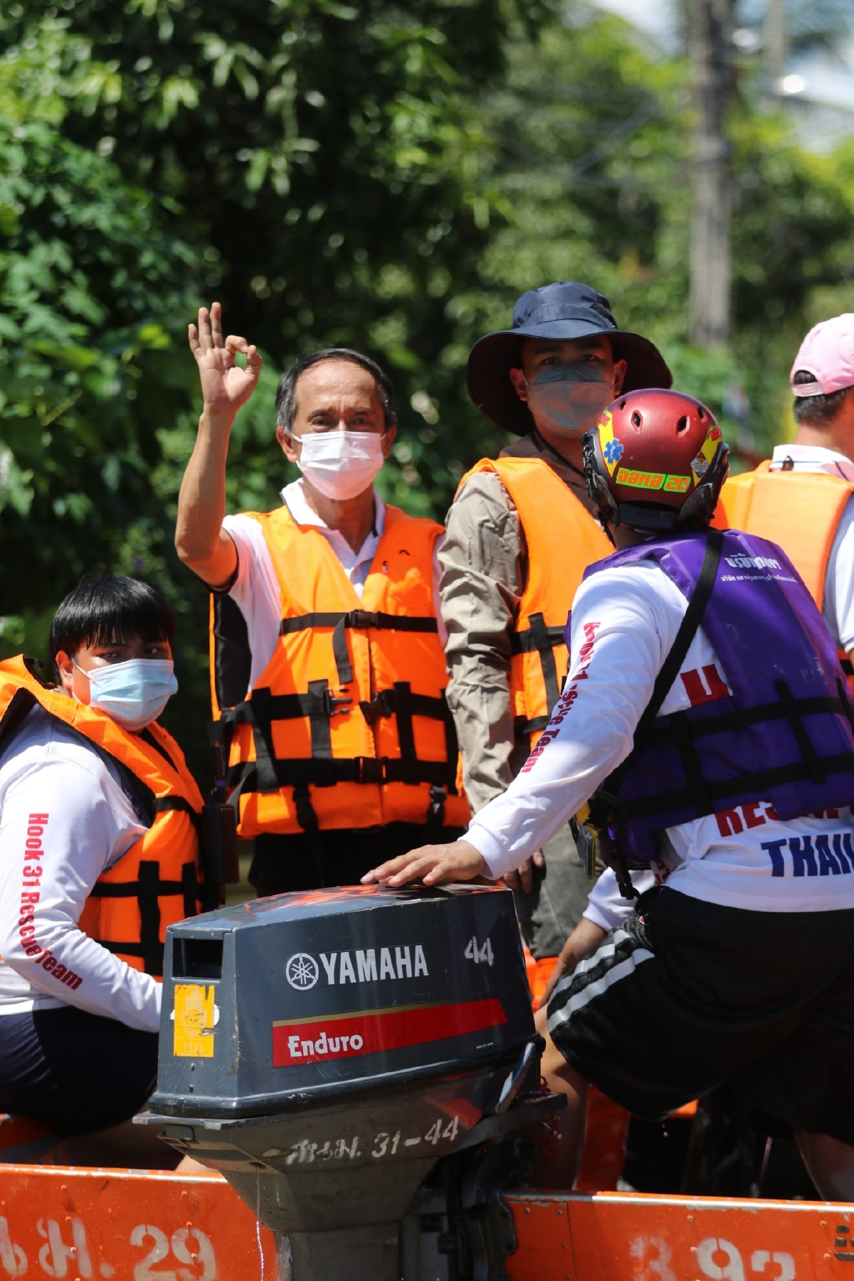 "สุวัจน์" ห่วงใยน้ำท่วมโคราช มอบศูนย์ตนโคราชฯช่วยชาวบ้านลำเชิงไกร