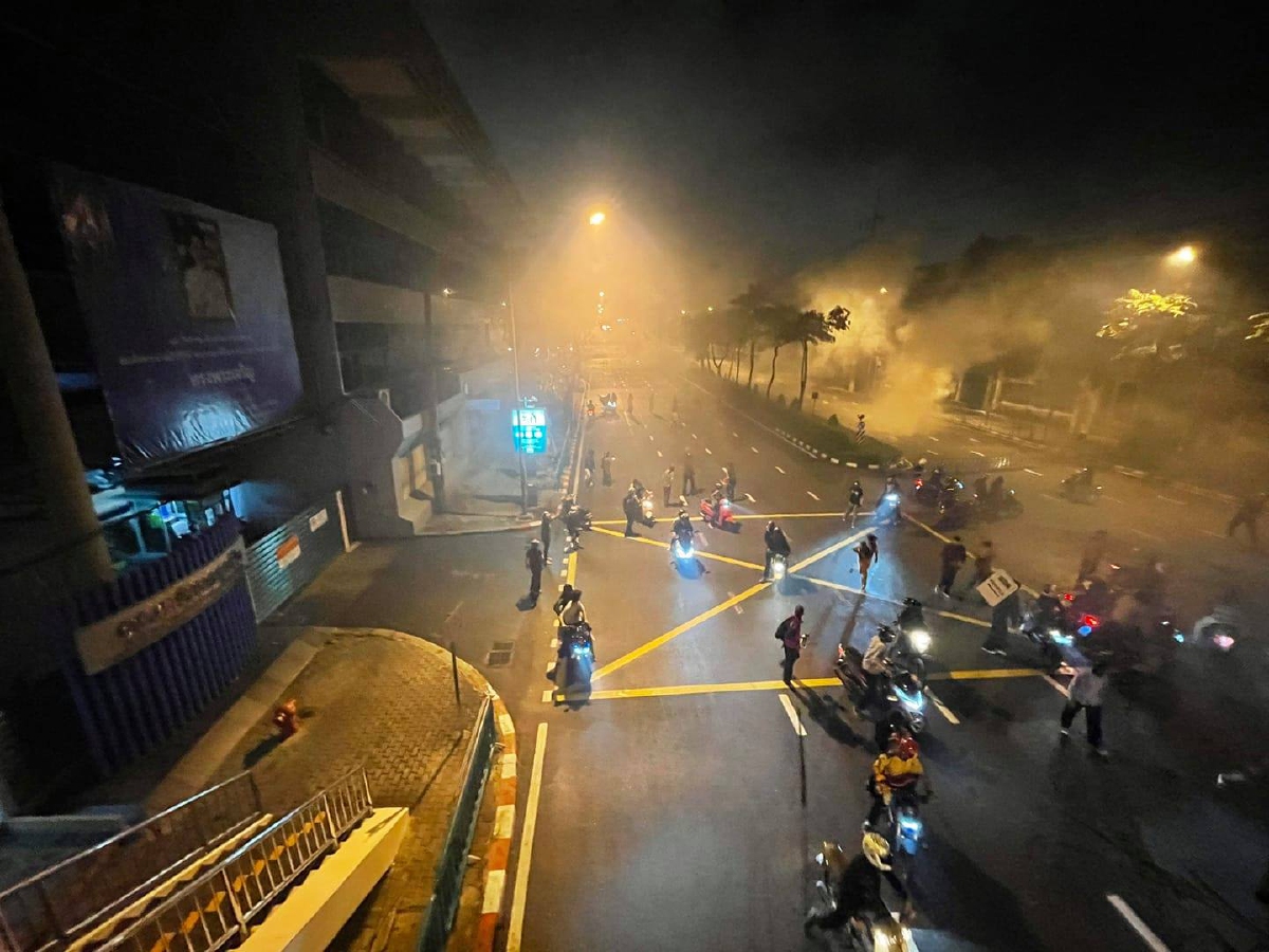 "ยิงแก๊สน้ำตา" สลายมวลชนก่อเหตุปาประทัดยักษ์ทำลายทรัพย์สินราชการ