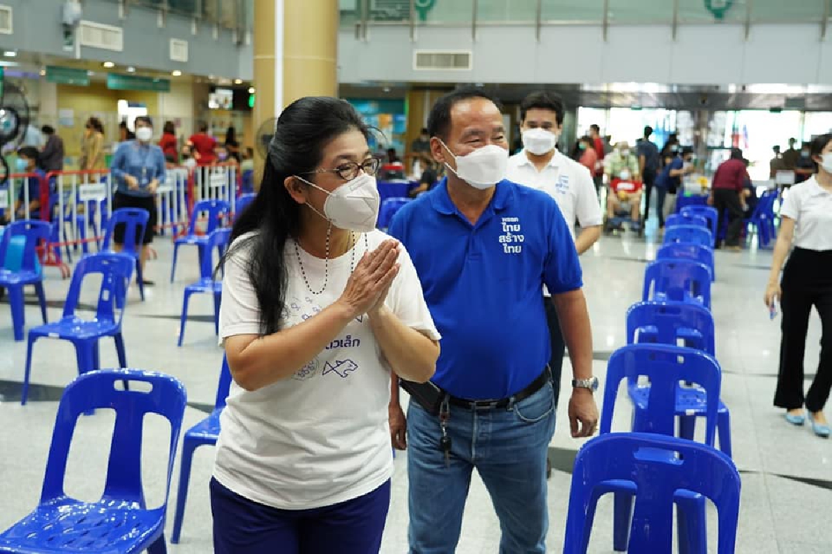 คุณหญิงสุดารัตน์ เกยุราพันธุ์ ประธานพรรคไทยสร้างไทย 