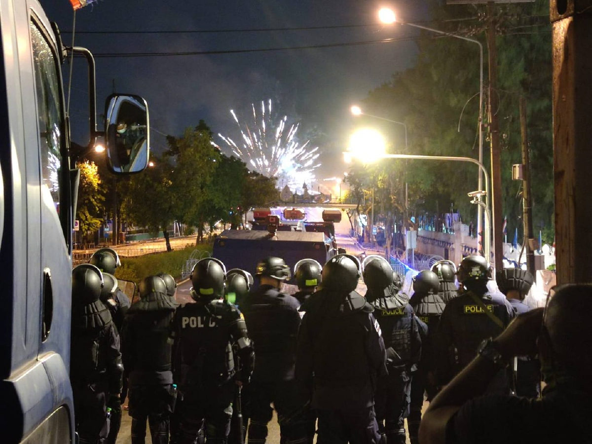 "ยิงแก๊สน้ำตา" สลายมวลชนก่อเหตุปาประทัดยักษ์ทำลายทรัพย์สินราชการ