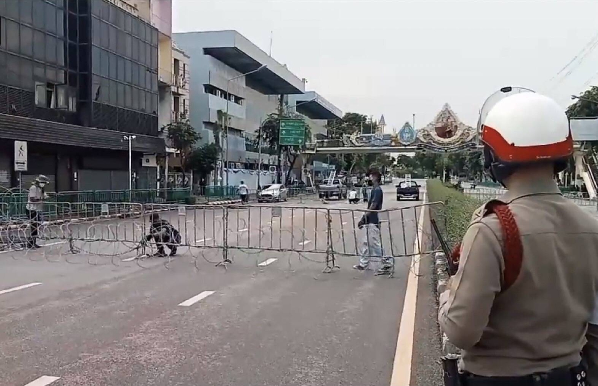 "ทะลุฟ้า" รวมตัว "แยกนางเลิ้ง" หวังเดินเท้ามุ่งทำเนียบเจอ คฟ.ฉีดน้ำสกัด