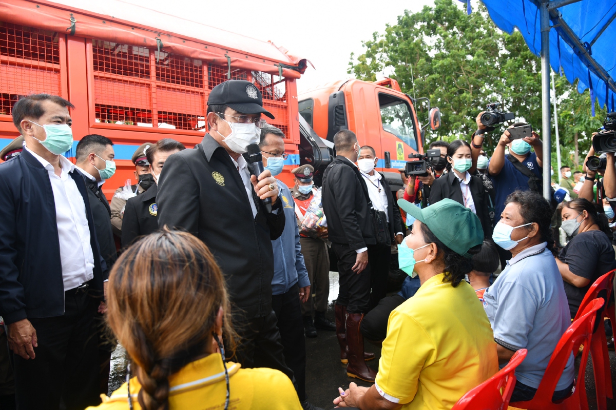 "นายกฯ"ถึงแล้วลงพื้นที่ช่วยประชาชนสุโขทัยโดน น้ำท่วม