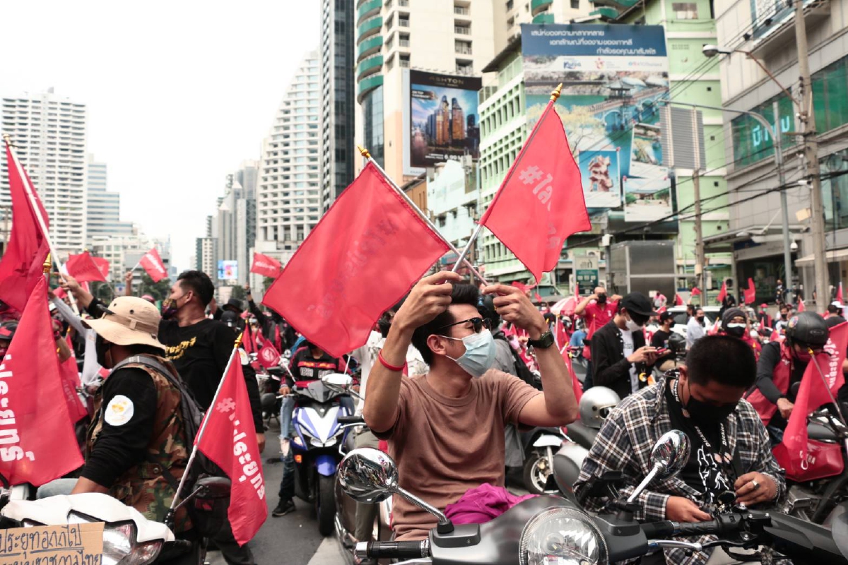 "ม็อบ19กันยา"แสบโชว์ขับแท็กซี่ชนรถถังจำลองรำลึก15ปีรัฐประหาร