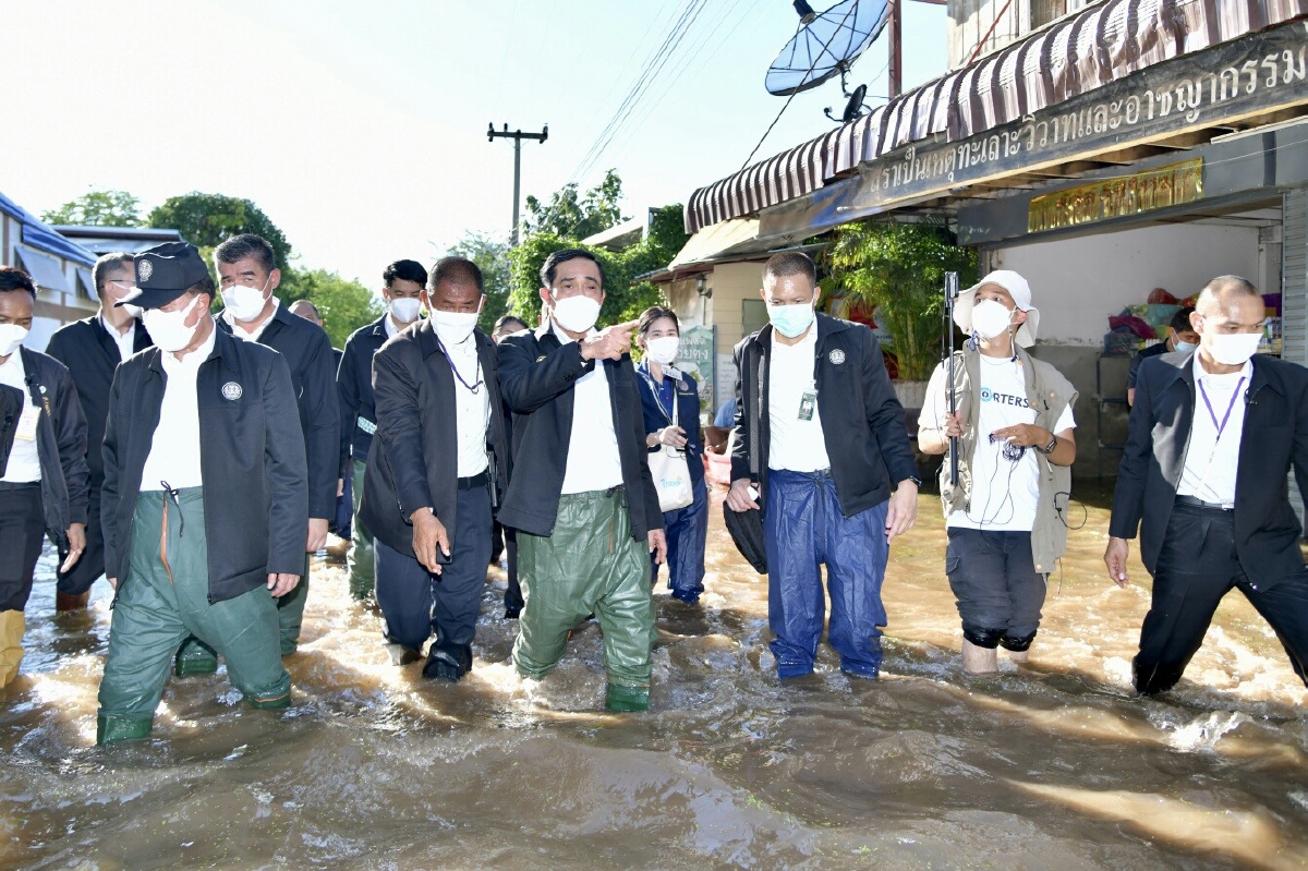 นายกรัฐมนตรี ตรวจเยี่ยมให้กำลังใจและมอบถุงยังชีพให้ประชาชนผู้ประสบอุทกภัย จังหวัดชัยภูมิ