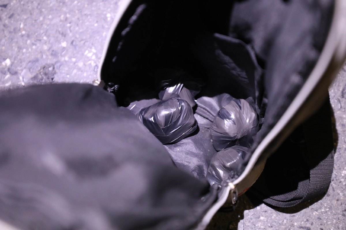 ชาว "ดินแดง" คุมตัวชายต้องสงสัย ค้นกระเป๋าพบวัตถุคล้ายระเบิด