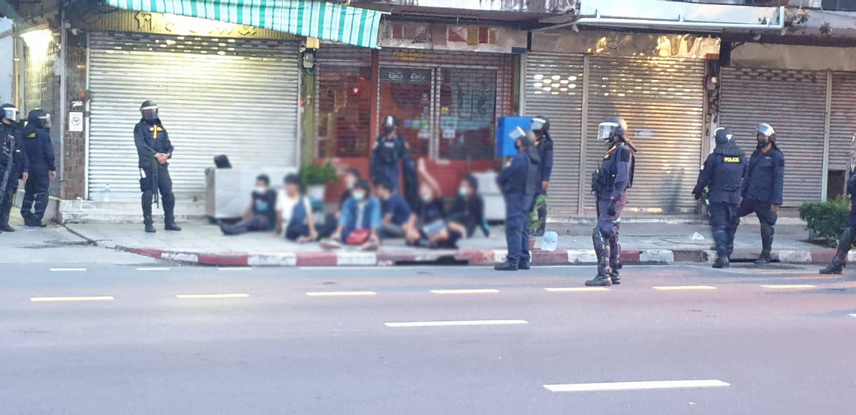 "ทะลุฟ้า" รวมตัว "แยกนางเลิ้ง" หวังเดินเท้ามุ่งทำเนียบเจอ คฟ.ฉีดน้ำสกัด