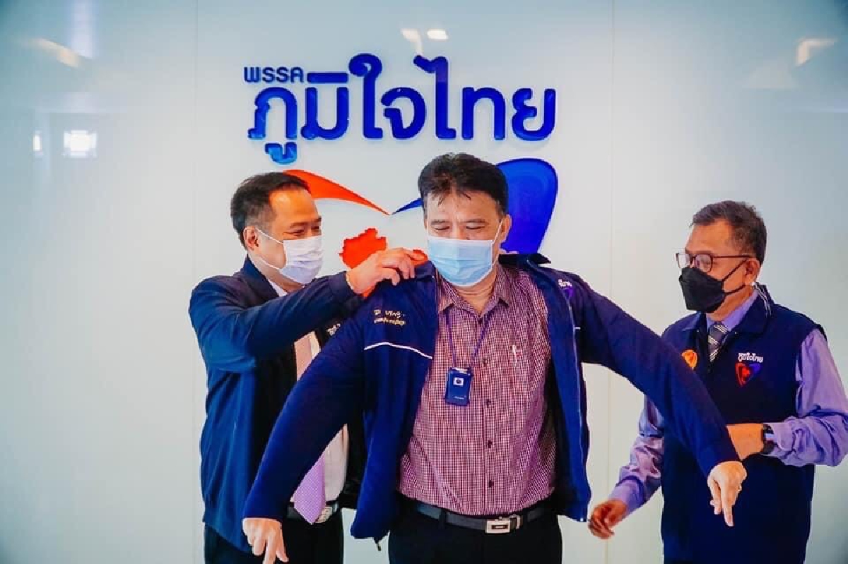 อนุทิน สวมเสื้อพรรคให้ สมบัติ รัตโน อดีต ส.ส.อุบลฯ