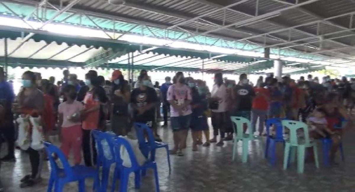 วัดแทบแตก ชาวบ้าน 500 คน แห่รับกุ้งสดตัวใหญ่ ในงาน "กฐิน" (มีคลิป)