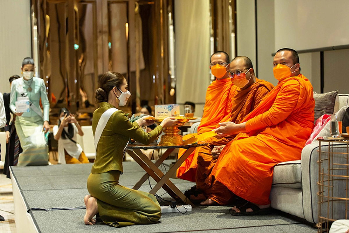 "ปารีณา" โพสต์แรงถึง 3 พส. #สึกเถอะมรึง หลังรับกิจนิมนต์กองมิสยูนิเวิร์ส
