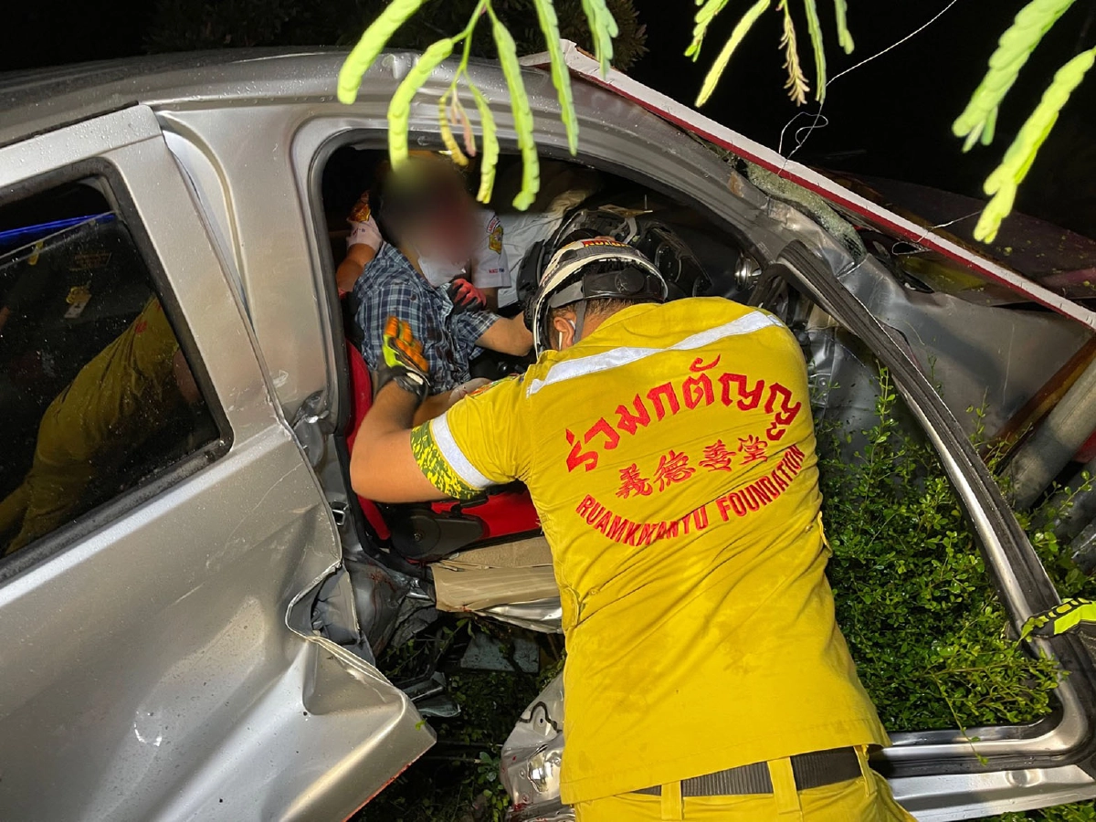 หนุ่ม "ซิ่งกระบะ" ฝ่าสายฝน รถเสียหลัก เสยเสาโทรศัพท์ ริมถนนกิ่งแก้วสาหัส