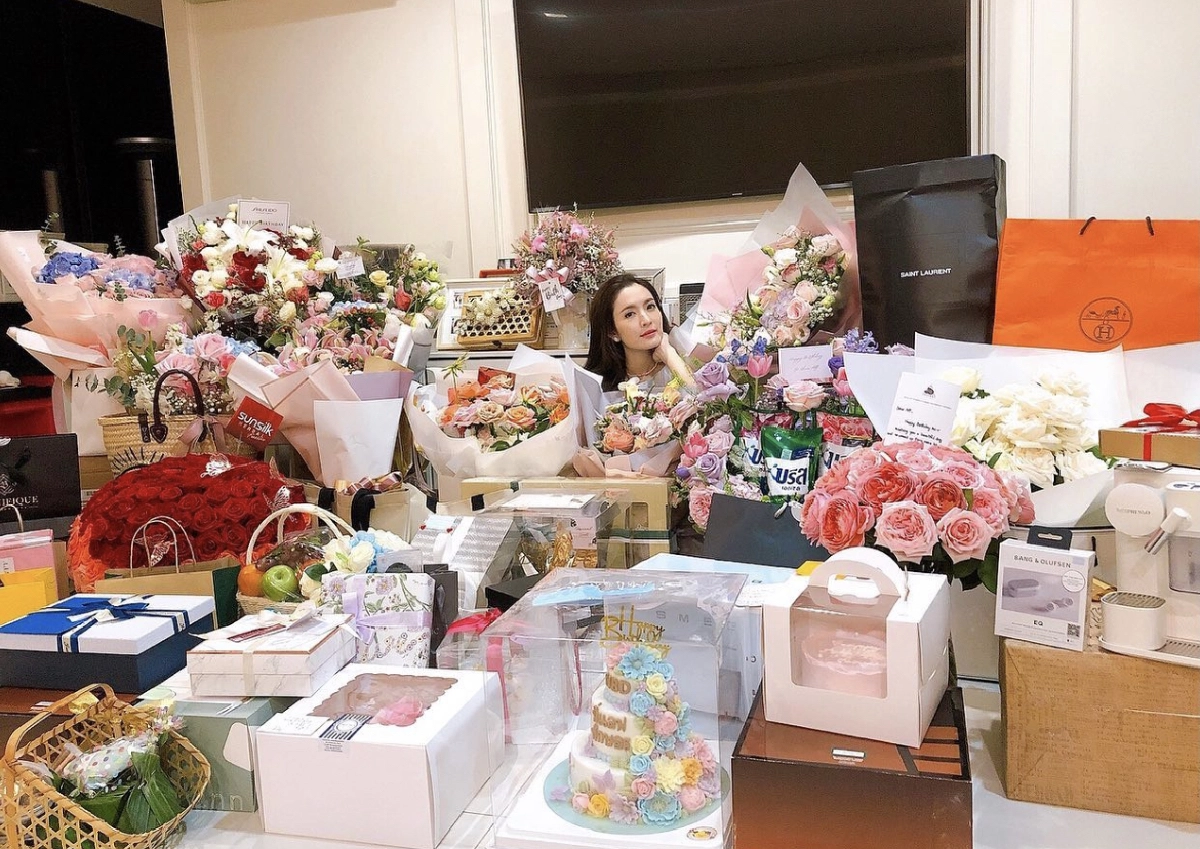 "แอฟ ทักษอร" ติดแท็กขอบคุณอดีตสามี "สงกรานต์" ที่ให้ของขวัญในวันเกิด