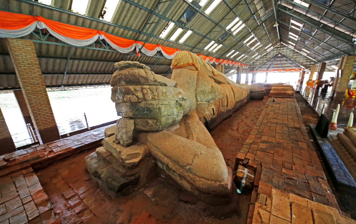 พระนอนหินทราย อายุกว่า 1,300 ปี วัดธรรมจักเสมาราม อ.สูงเนิน จ.นครราชสีมา 