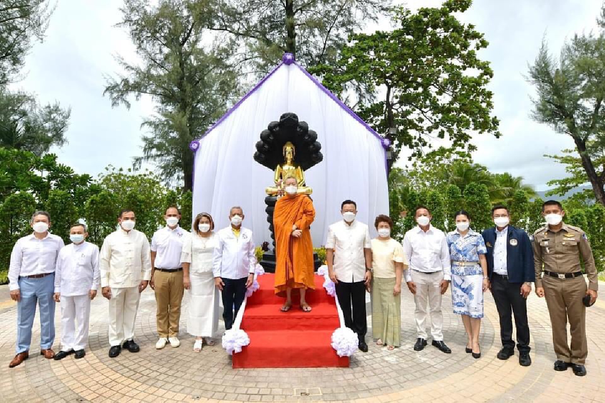 กราบสักการะ "พระพุทธมหานวนาคปฎิมากร" ที่หาดป่าตอง จ.ภูเก็ต