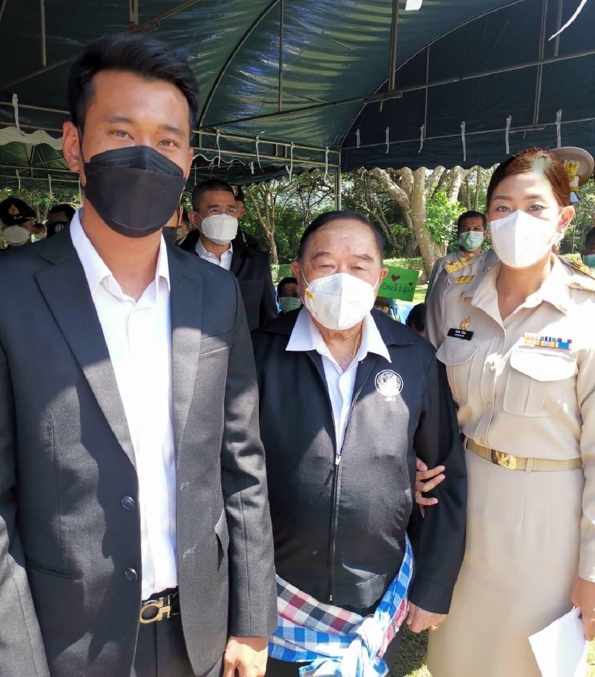 พลอย-ยุทธ ธนิกุล สองพี่น้องยืนขนาบลุงป้อม