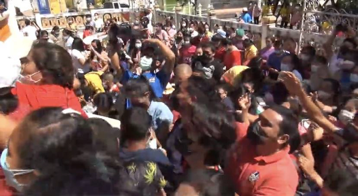 วัดแทบแตก ชาวบ้าน 500 คน แห่รับกุ้งสดตัวใหญ่ ในงาน "กฐิน" (มีคลิป)